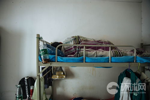 武漢富士康招聘現(xiàn)場 求職者冒雨排隊(duì)面試 住宿服務(wù)成關(guān)注焦點(diǎn)